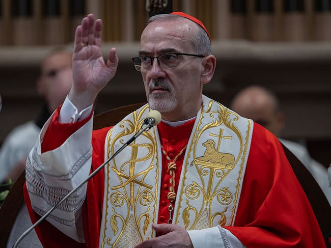El arzobispo Pierbattista Pizzaballa, Patriarca Latino de Jerusalén, oficia la Misa de Navidad el 24 de diciembre de 2025 en Belén, Cisjordania.
