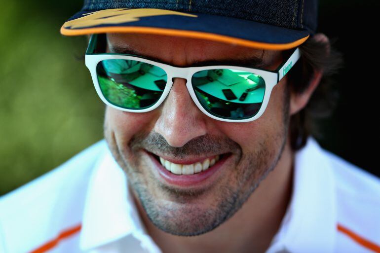 Primer plano de Fernando Alonso en el paddock de Albert Park