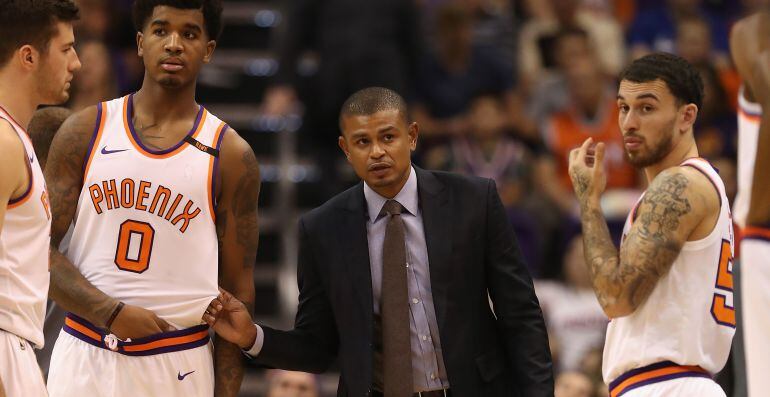 Earl Watson habla con sus jugadores en un partido ante los Portland Trail Blazers.