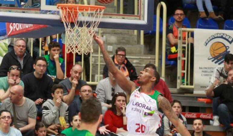 Darius Adams cargó contra Baskonia en las redes sociales.