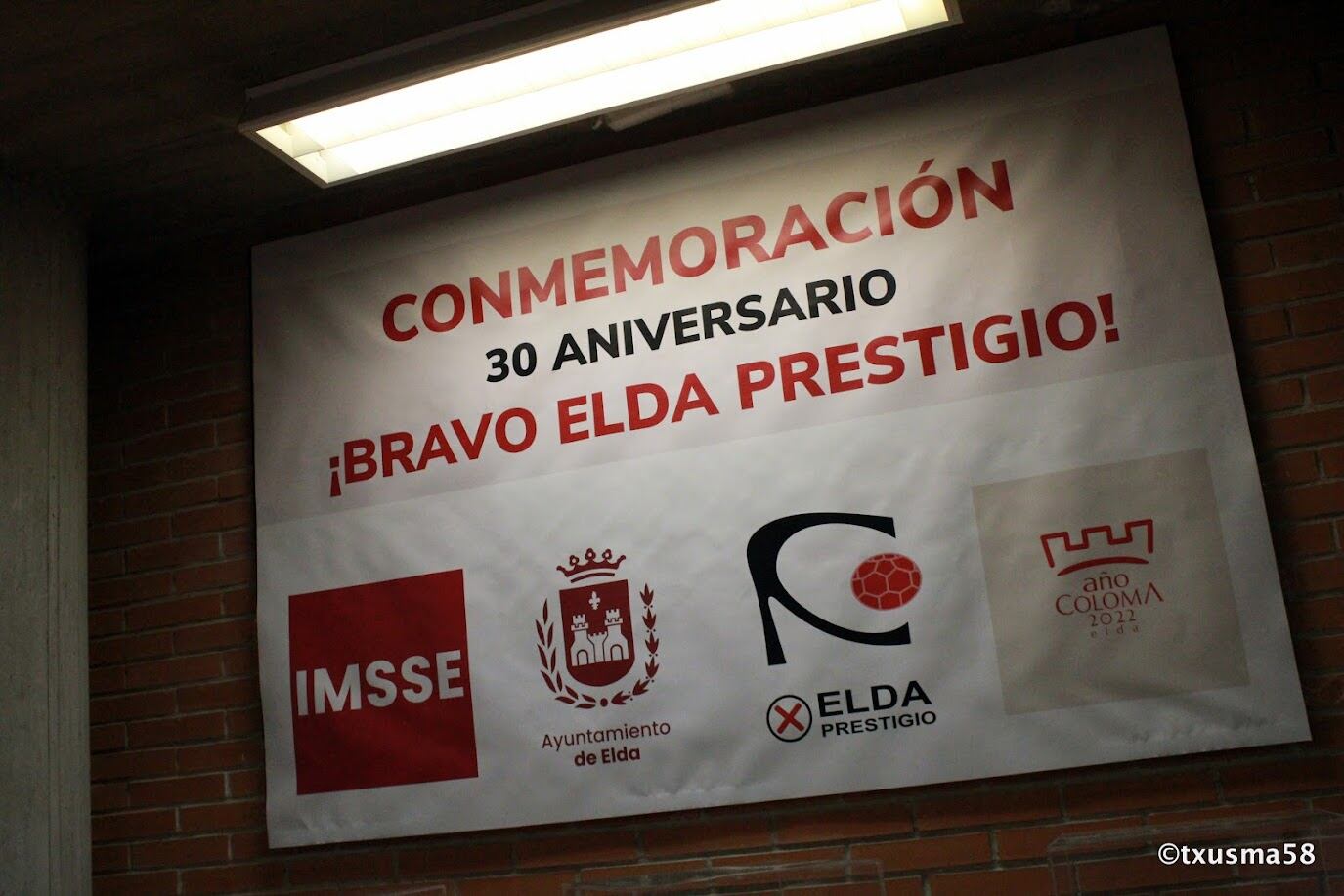 Pancarta conmemorativa del 30 aniversario del ascenso del Elda Prestigio a Div. de Honor