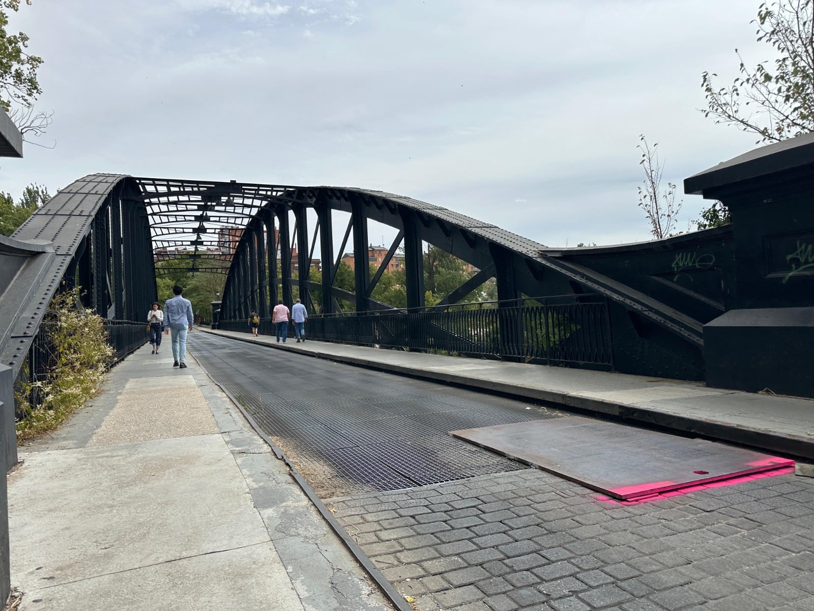 El Puente Colgante permanecerá cortado al tráfico este martes por la mañana por trabajos de reparación en la calzada