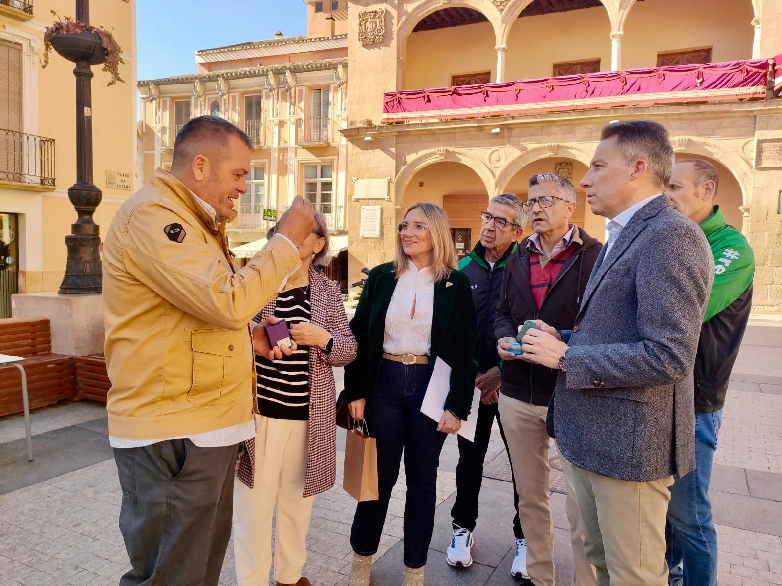 Integrantes del retoyosipuedo junto a autoridades locales de Lorca y miembros de la asociación de ELA