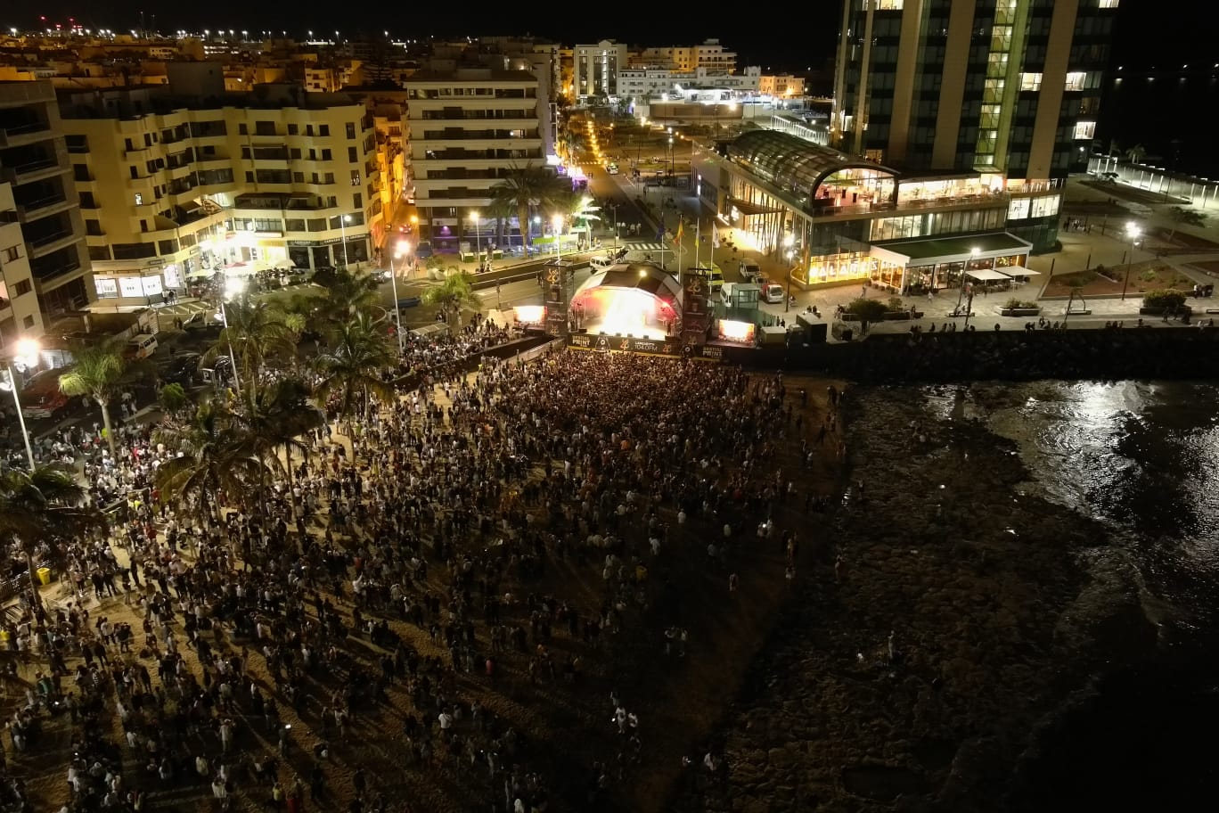 Vista aérea del público durante LOS40 Arrecife Pop.