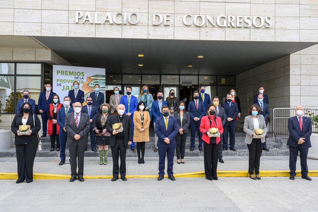 Foto de familia con todos los premiados, en primera fila, miembros de la corporación provincial e invitados