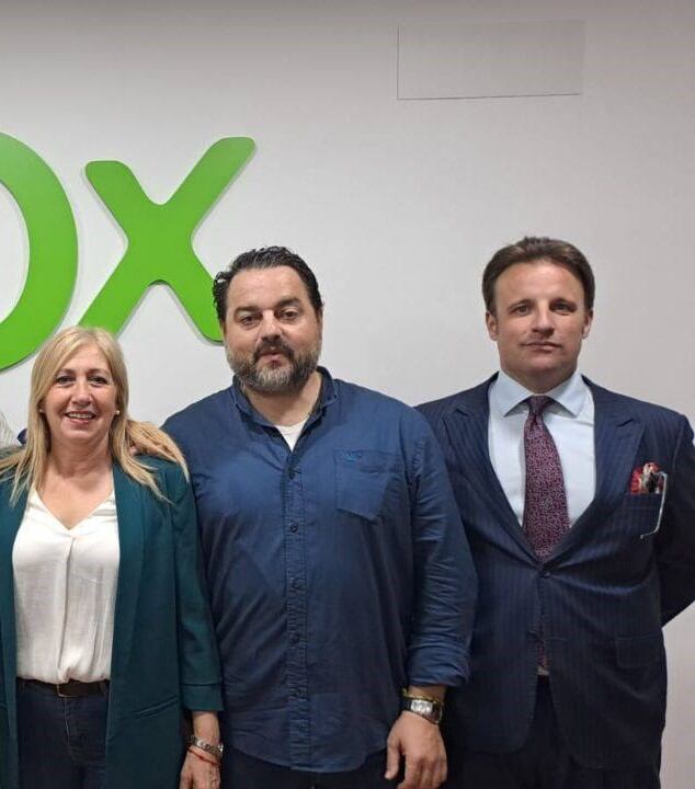 Marcos Francoy el primero por la derecha en una foto con compañeros de Vox Huesa (foto: facebook Vox Huesca)