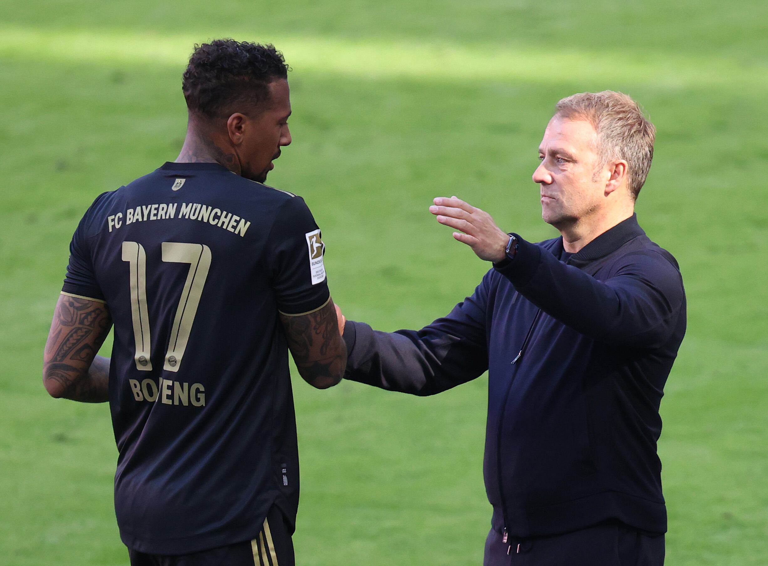 Hansi Flick y Jerome Boateng durante un encuentro de 2021