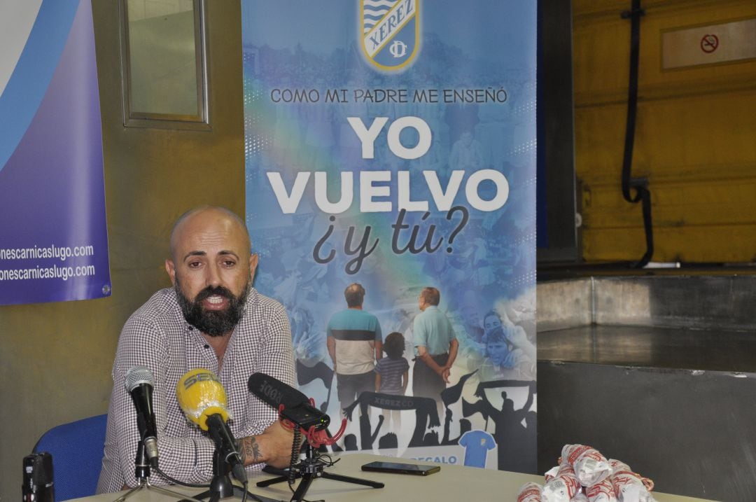 Juan Luis Gil Titín en una rueda de prensa