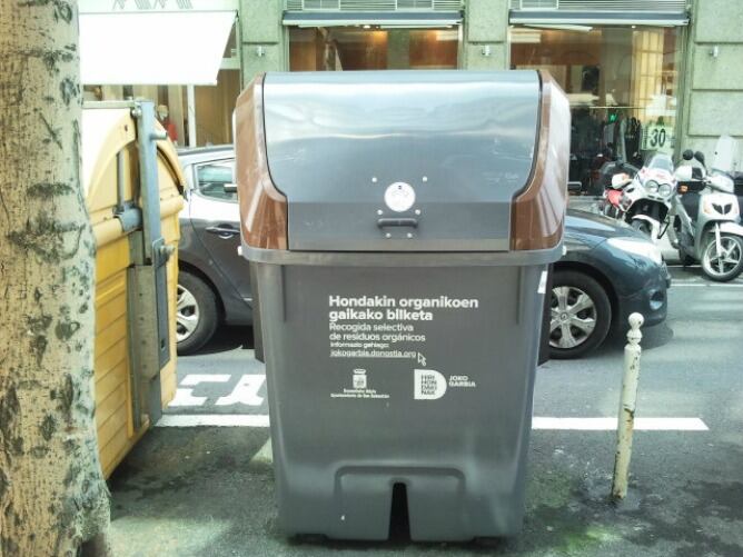 Los contenedores marrones ya están instalados en gran parte de la ciudad de San Sebastián.