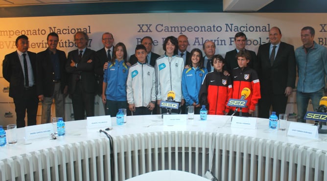 Los asistentes a las presentación del XX Campeonato Nacional Alevín Blue BBVA Fútbol 7.