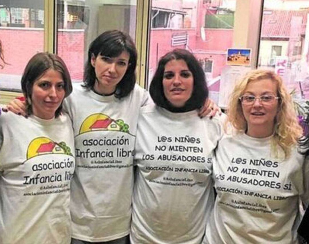 La presidenta de Infancia Libre, junto a otras mujeres de la asociación, en una foto de archivo