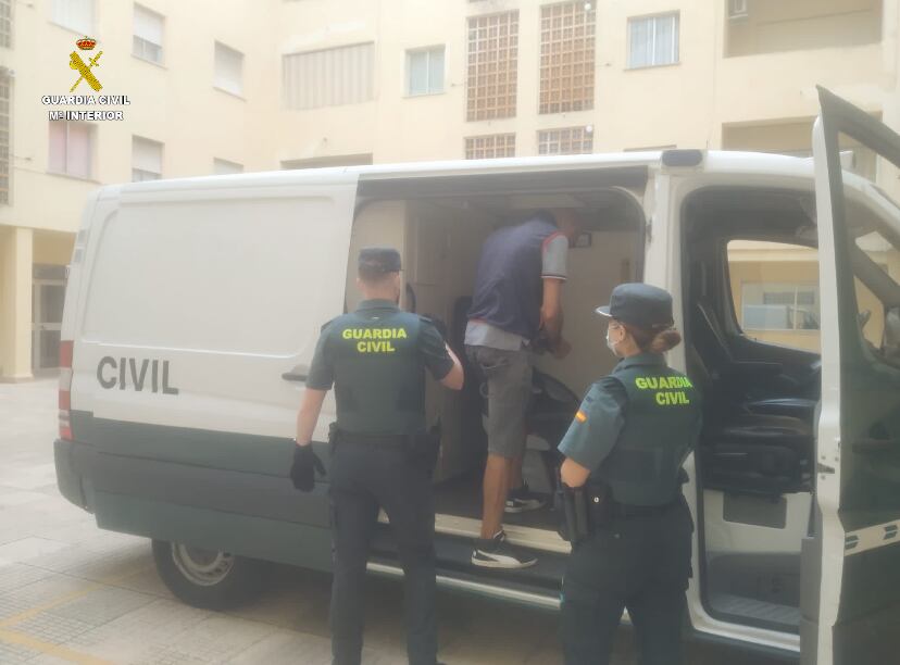 Agentes de la Guardia Civil con uno de los detenidos acusados de abusos sexuales.