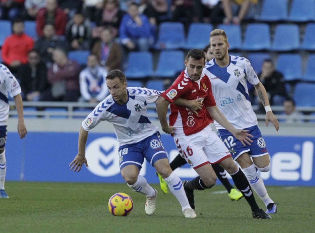 Montañés controla un balón en el encuentro ante el Nástic