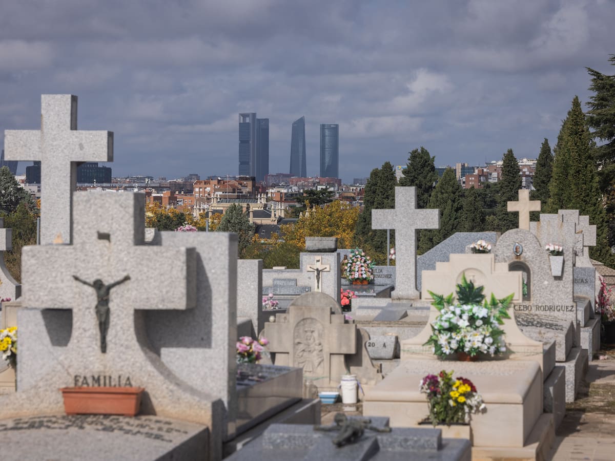 La escultura más emotiva del cementerio de la Almudena: "Representa el amor para toda la vida"