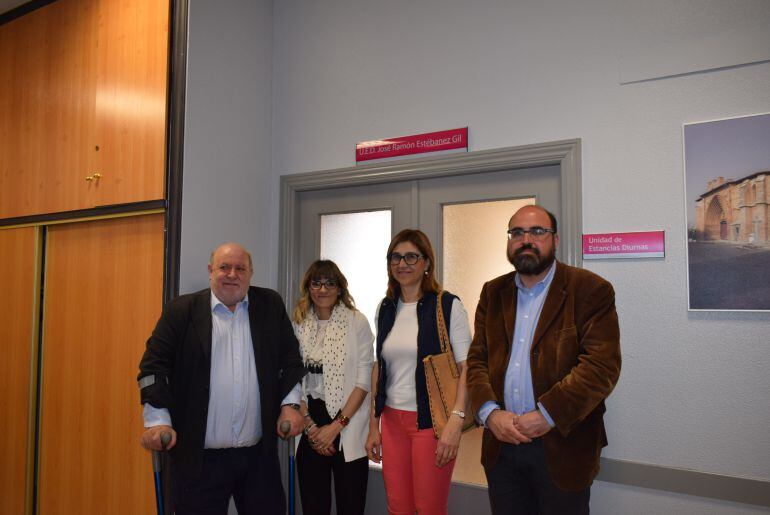 José Ramón Estébanez, antiguo director del Centro "Arco Pajarito" durante la presentación de la sala que llevará su nombre, acompañado por la Gerente territorial de Servicios Sociales, Maria Antonia Paniego,la alcaldesa de Aranda, Raquel González y el con