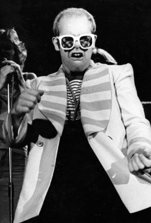 Elton John durante una actuación en 1976