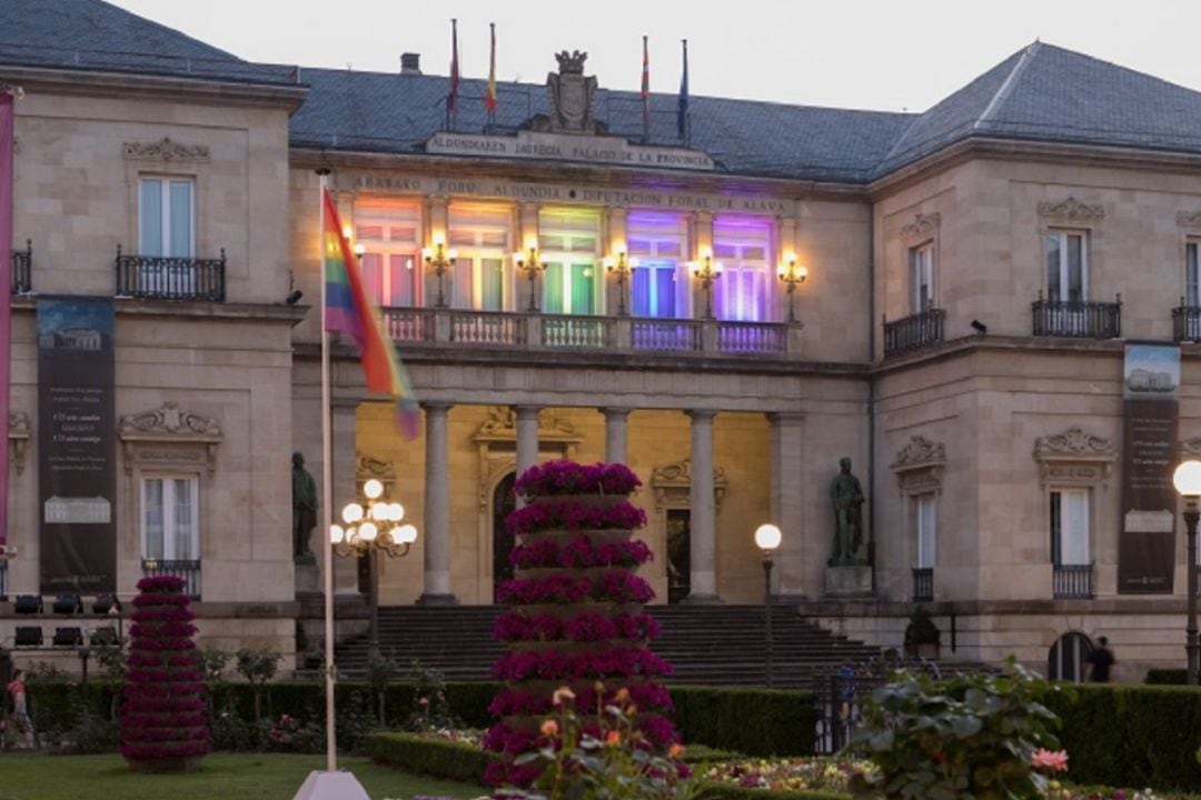 La bandera y la iluminación arcoíris presiden el Palacio foral 