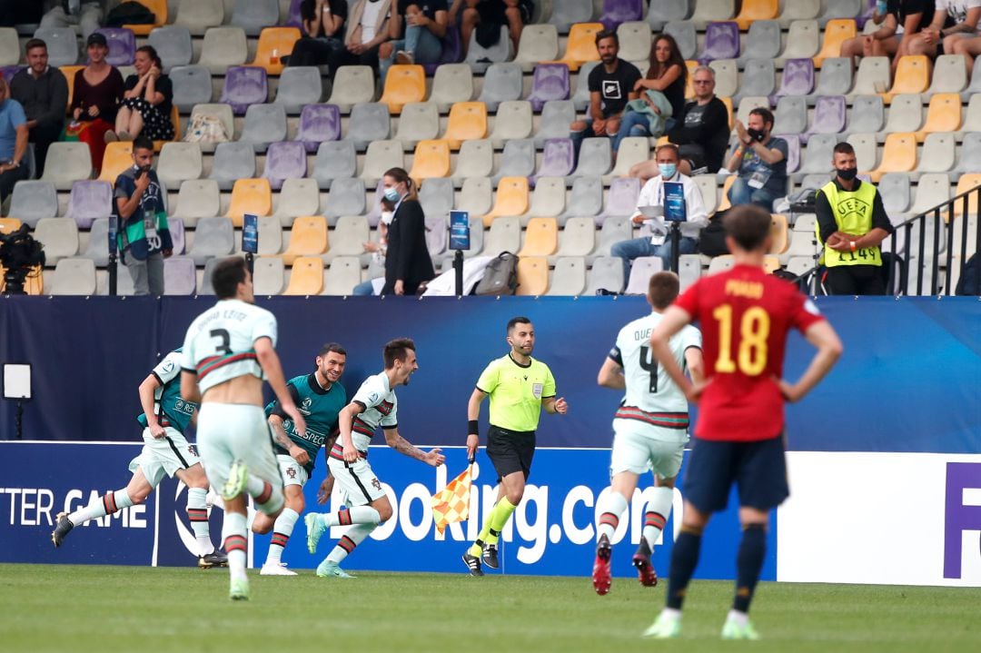 Los jugadores de Portugal celebran el gol.