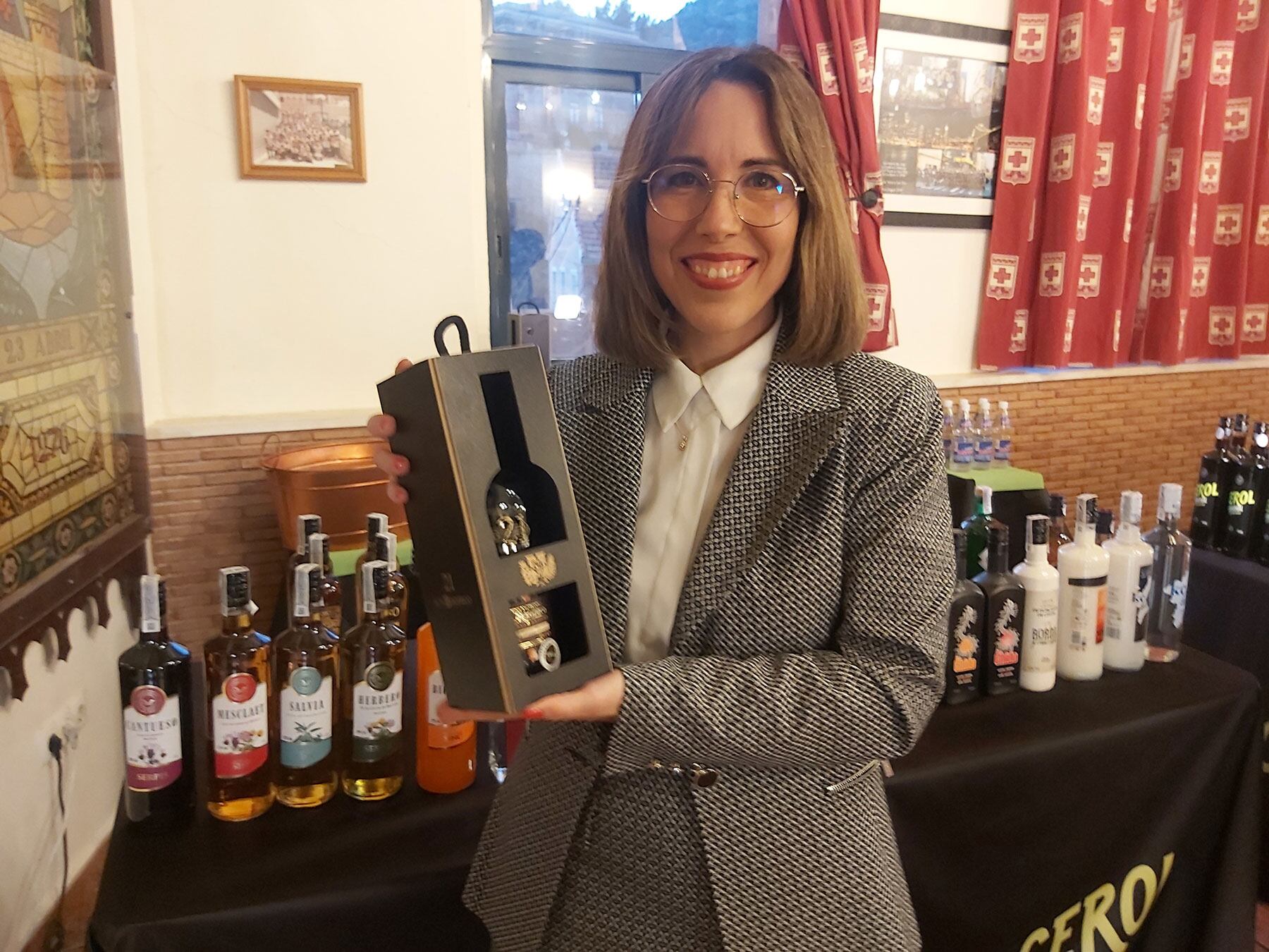 La directora-CEO de Licores Sinc sostiene una botella del ron premiado en Estados Unidos