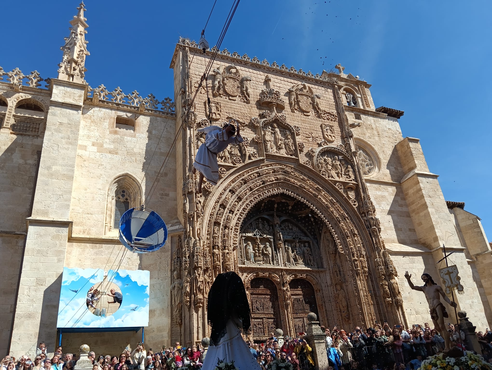 Lía comienza a descender con el objetivo puesto en el velo de la virgen