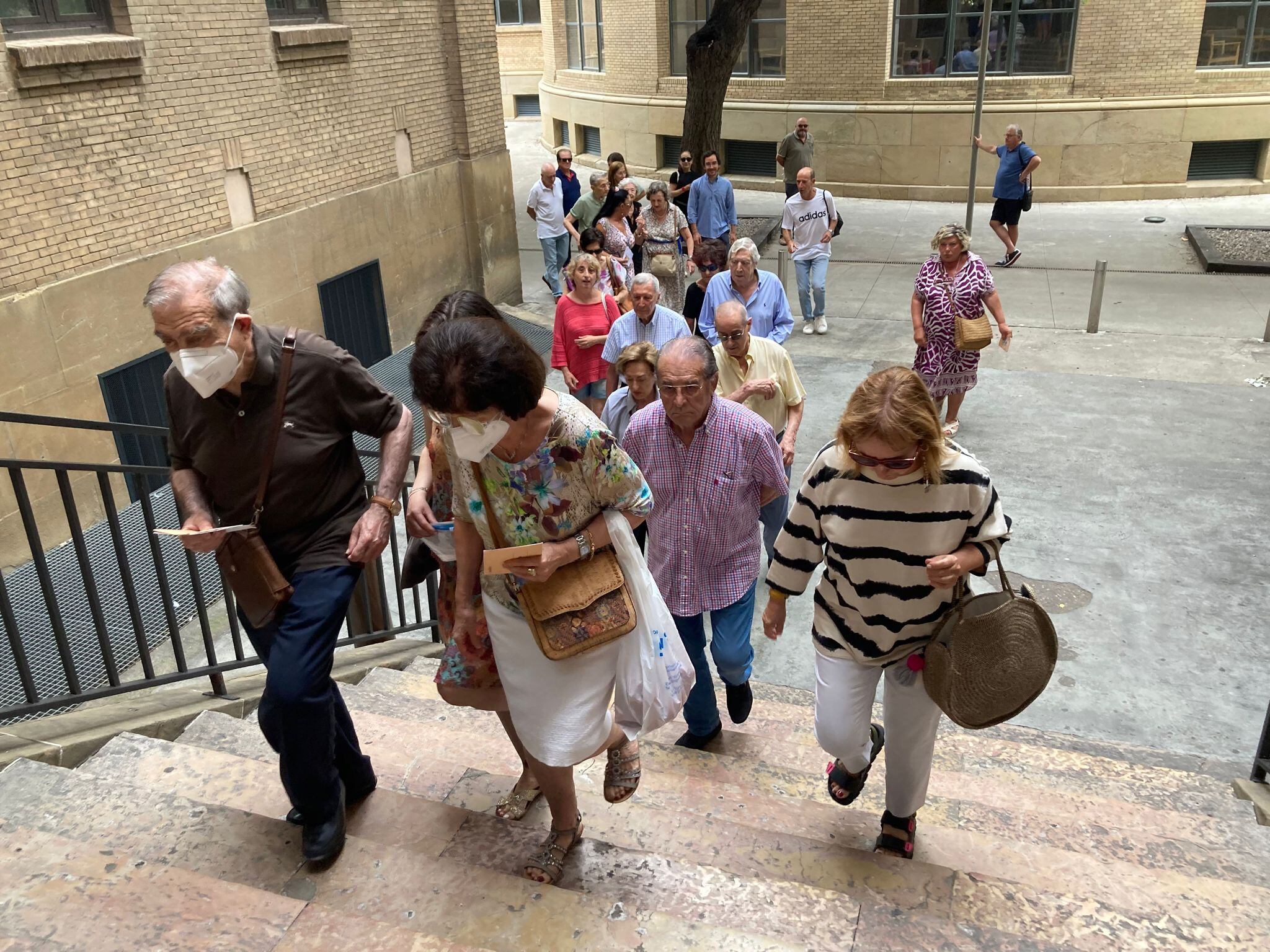 Votantes entrando en el colegio electoral de la Facultad de Económicas