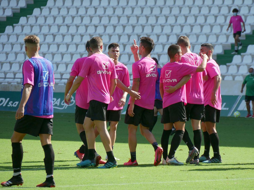 El equipo celebra un gol en un entrenamiento. 