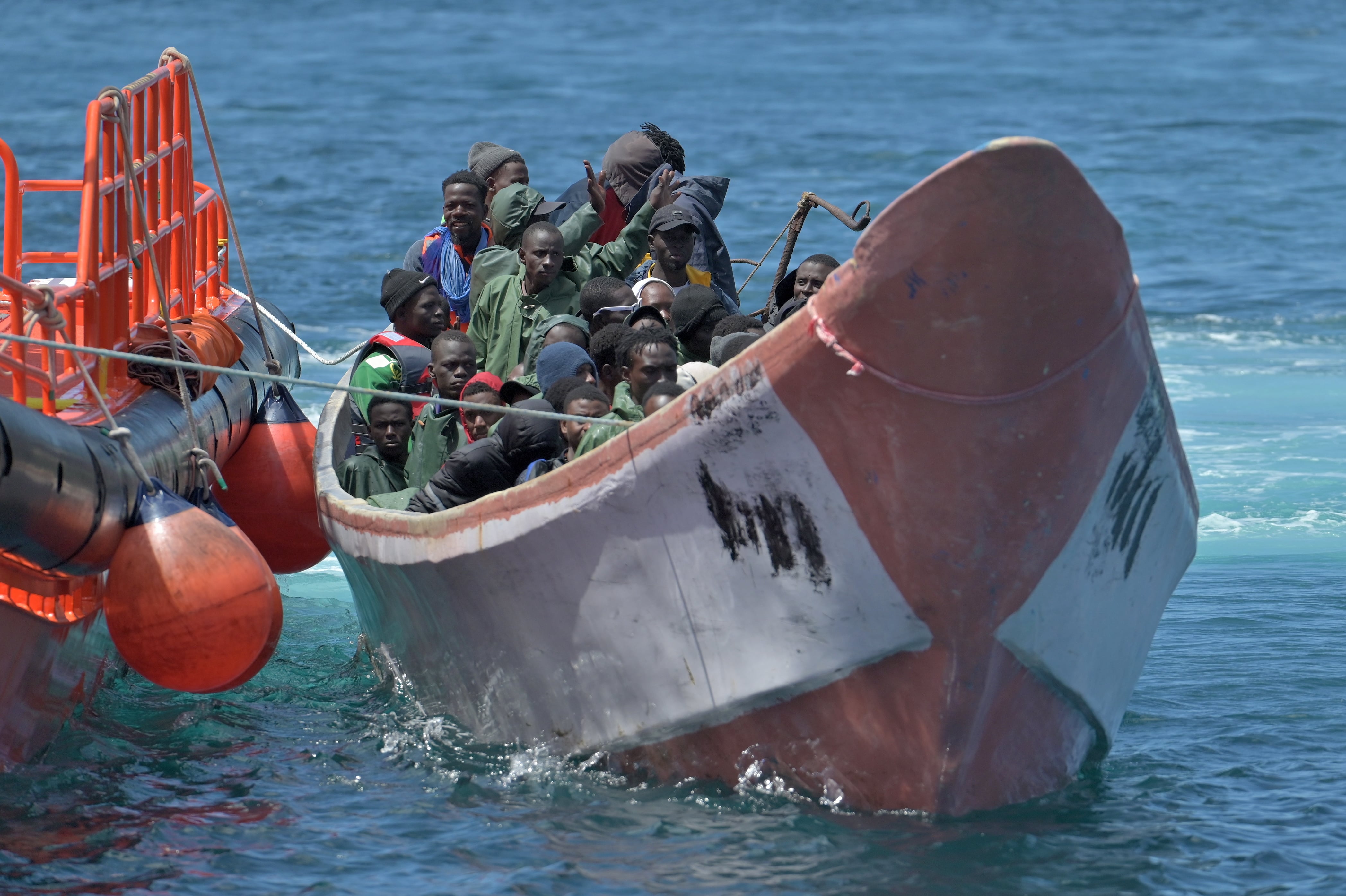 Salvamento Marítimo ha escoltado hasta el puerto de La Restinga, en El Hierro, a un cayuco en el que viajaban 87 migrantes. EFE/Gelmert Finol