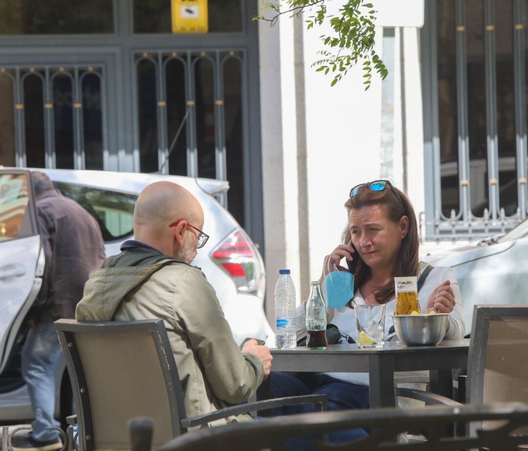 Dos personas en una terraza de Madrid.