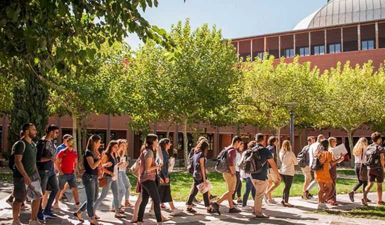 Estudiantes pasean por el campus de la UC3M