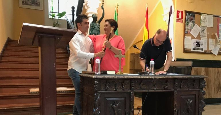 Jorge Martínez entrega el bastón de mando a la nueva alcaldesa de Villanueva del Arzobispo, Isabel Nogueras.