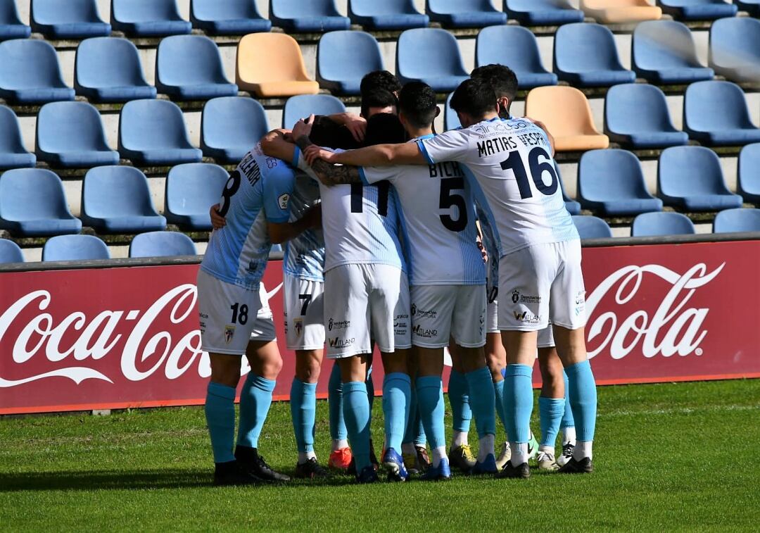 Los jugadores del Compos celebran el gol marcado por Miki Villar ante el Pontevedra en Pasarón