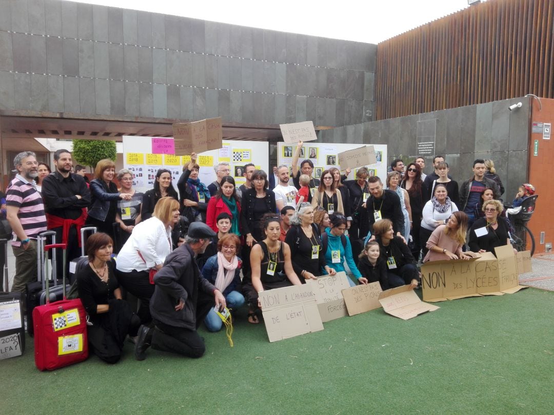 Profesores del Liceo Francés de Alicante se han sumado a las protestas de todos los centros repartidos por el mundo, para protestar contra la movilidad forzosa y otras medidas del presidente Macron.