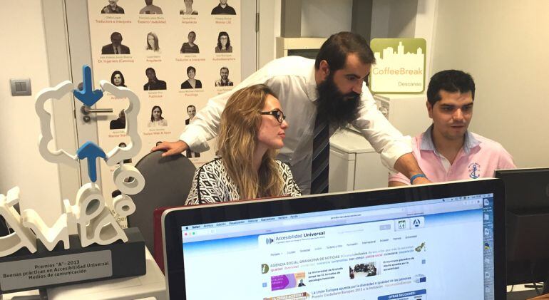 Antonio Tejada, en el centro, y parte del equipo de la organización social de Granada "La Ciudad Accesible"