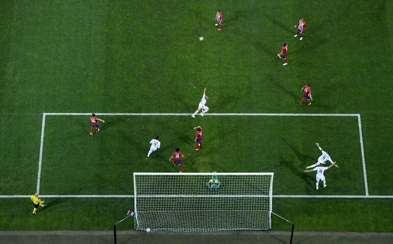 Ramos mete un gol en la final de Champions de Milán