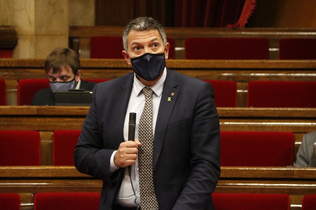 El conseller d'Interior, Miquel Sàmper, durant una intervenció en una sessió de control al Govern al Parlament