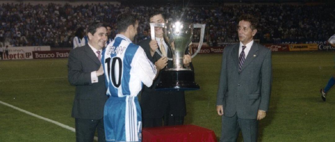 Fran recoge la copa de campeón de liga