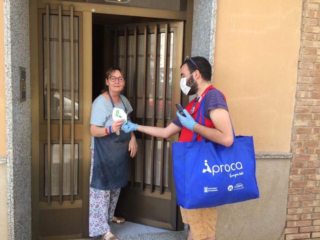 Los voluntarios reparten las mascarillas puerta a puerta