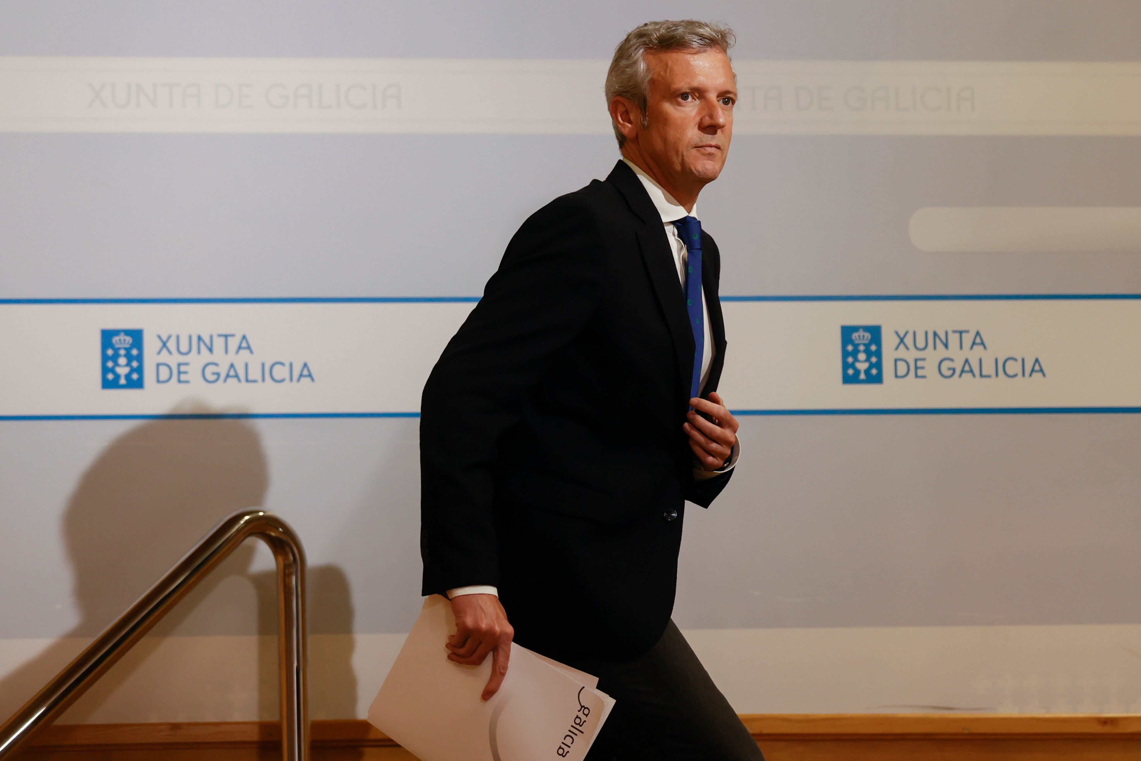 GRAF086. SANTIAGO DE COMPOSTELA, 25/05/2022.- El presidente de la Xunta, Alfonso Rueda durante la rueda de prensa posterior a la reunión del Consello de la Xunta, este miércoles en Santiago de Compostela. EFE/Lavandeira jr