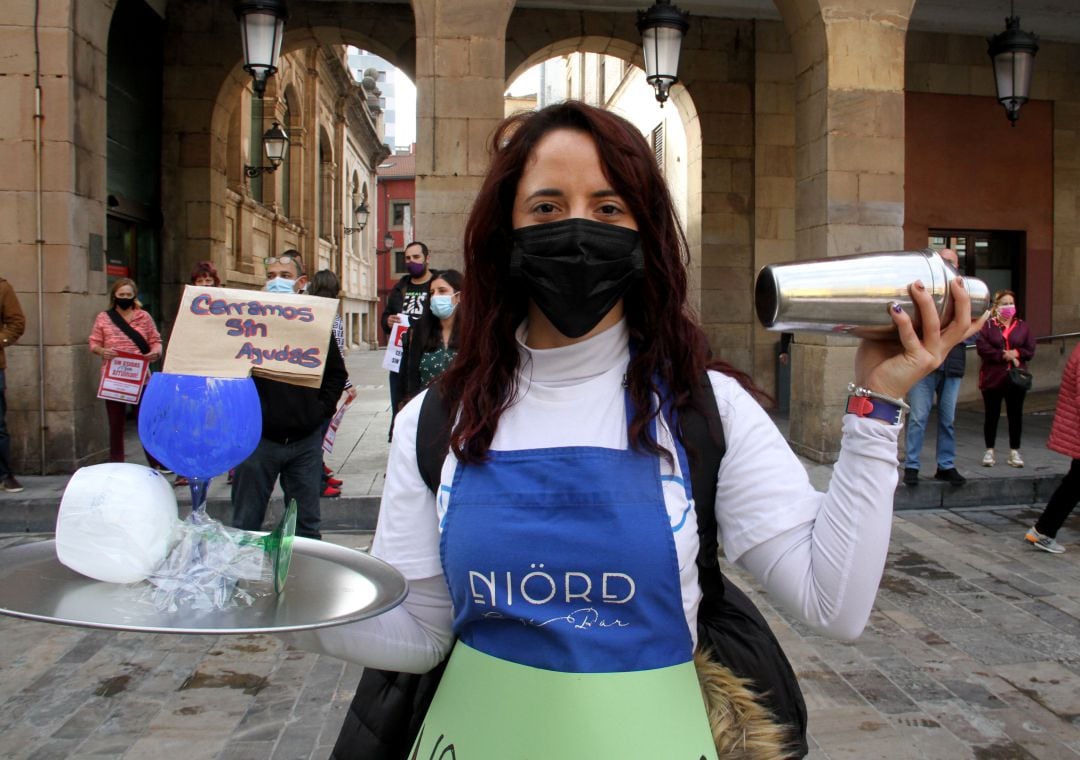 Una hostelera protestando en la Plaza Mayor de Gijón. 