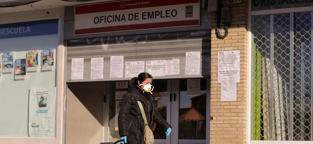 Una mujer pasa ante una oficina de empleo este jueves en Madrid