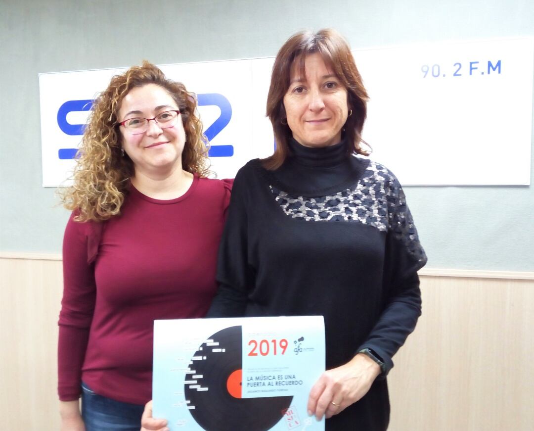 Angélica Morote y Cristina Gomabo en Radio Elda SER. El Calendario solidario 2019 se puede adqurir por 3 euros.