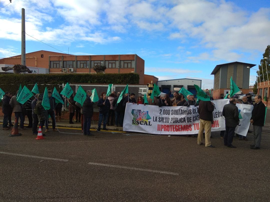 Concentración a las puertas del matadero de Palencia