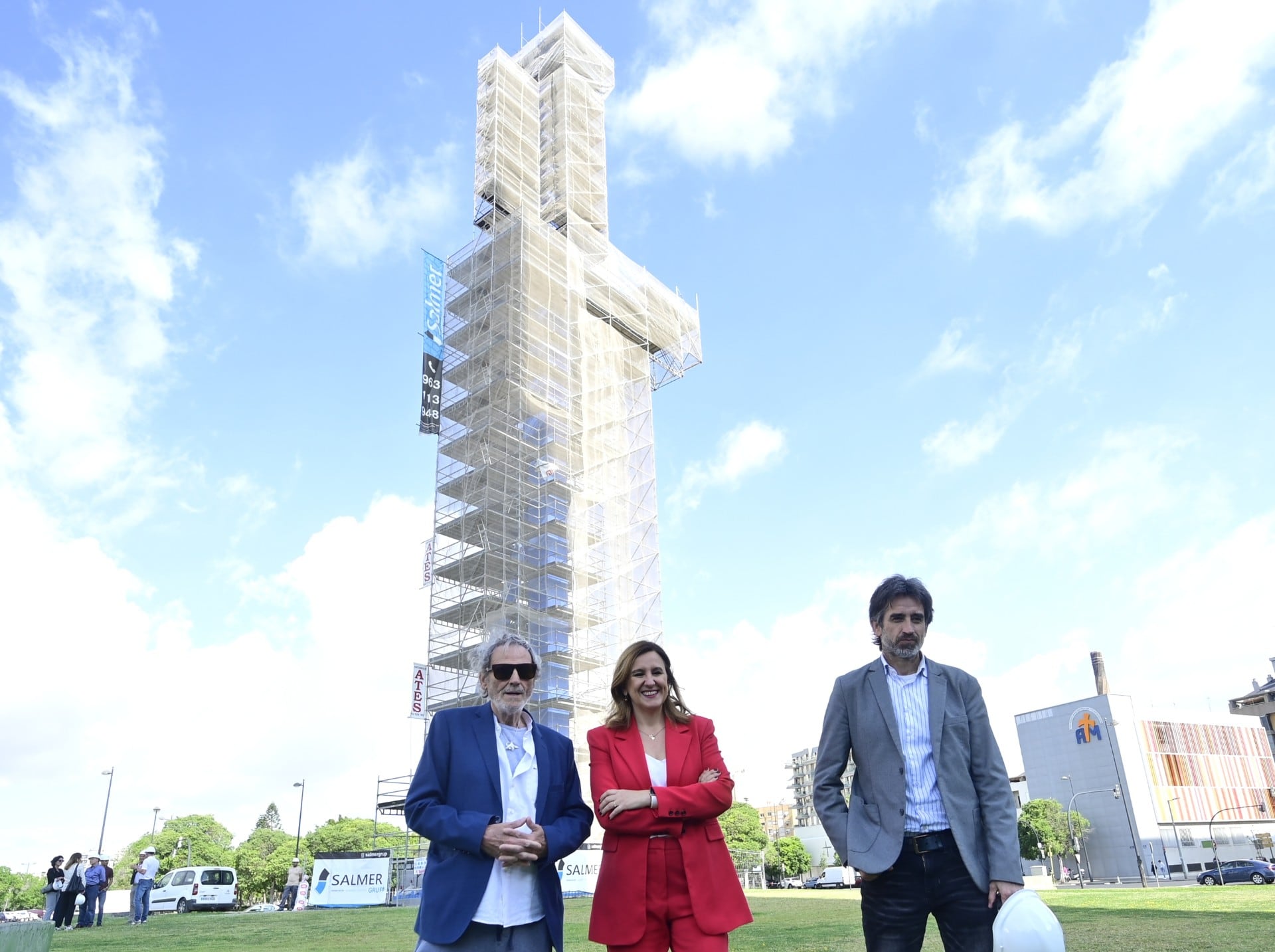 La alcaldesa de València, María José Catalá, y el escultor, Miquel Navarro, frente a la obra El Parotet