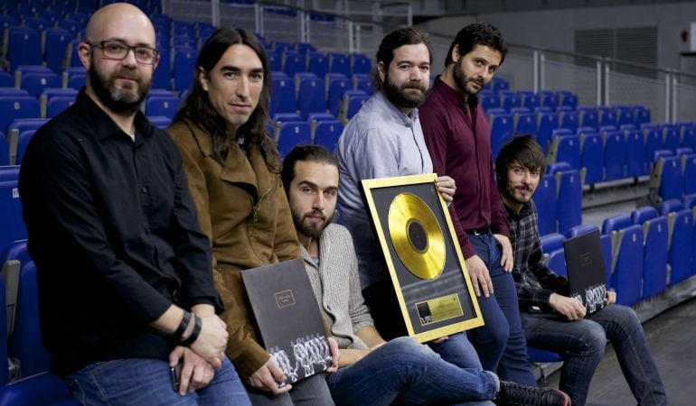 MADRID, SPAIN - DECEMBER 02:  (L-R) Alvaro Benito Baglietto, David Garcia, Guillermo Galvan, Juan Manuel Latorre, Jorge Gonzalez and Pucho of Vetusta Morla pose for a photo after receiving the Golden album at Palacio de los Deportes on December 2, 2014 in Madrid, Spain.  (Photo by Juan Naharro Gimenez/Getty Images)