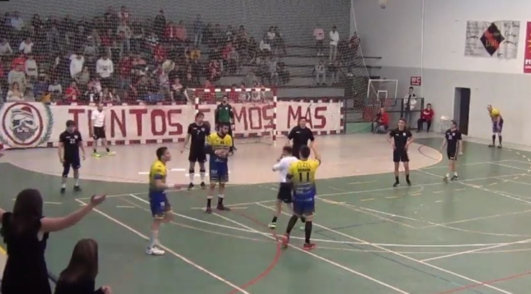 Imagen de una de las jugadas de la segunda parte del encuentro en Santoña.