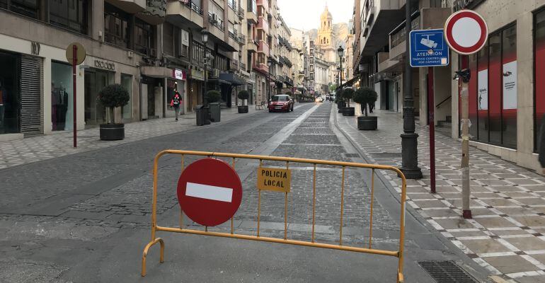 Calle Bernabé Soriano, unos días antes de ser peatonalizada.