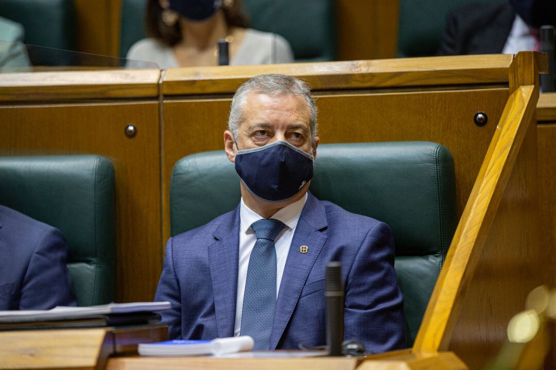 El lehendaki Iñigo Urkullu sentado en su escaño del Parlamento Vasco durante el pleno en el que  renovará su cargo de  por tercer mandato consecutivo y por primera vez con mayoría absoluta gracias a los votos de su partido y a los del PSE, en Vitoria-Gasteiz, Álava, Euskadi (España), a 3 de septiembre de 2020. El pleno de investidura estará marcado por los protocolos anti-covid y por la reducción del aforo.