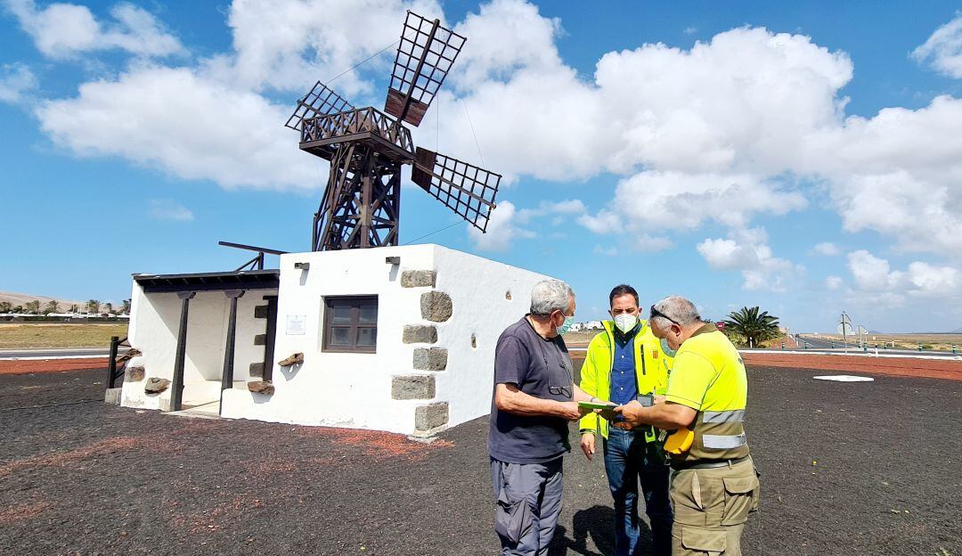 El consejero de Obras Públicas del Cabildo de Lanzarote, Jacobo Medina, en la rotonda situada a la entrada de Playa Blanca.