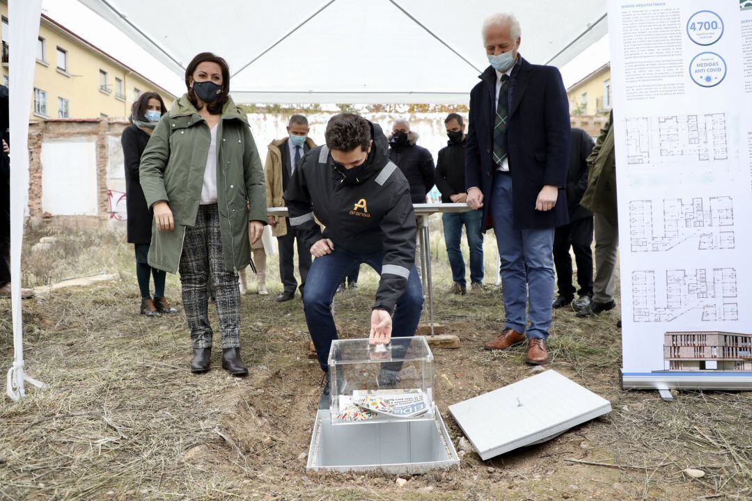 La presidenta del Gobierno de La Rioja, Concha Andreu, y el alcalde de Logroño, Pablo Hermoso de Mendoza, han colocado la primera piedra del futuro centro de salud 'La Villanueva'