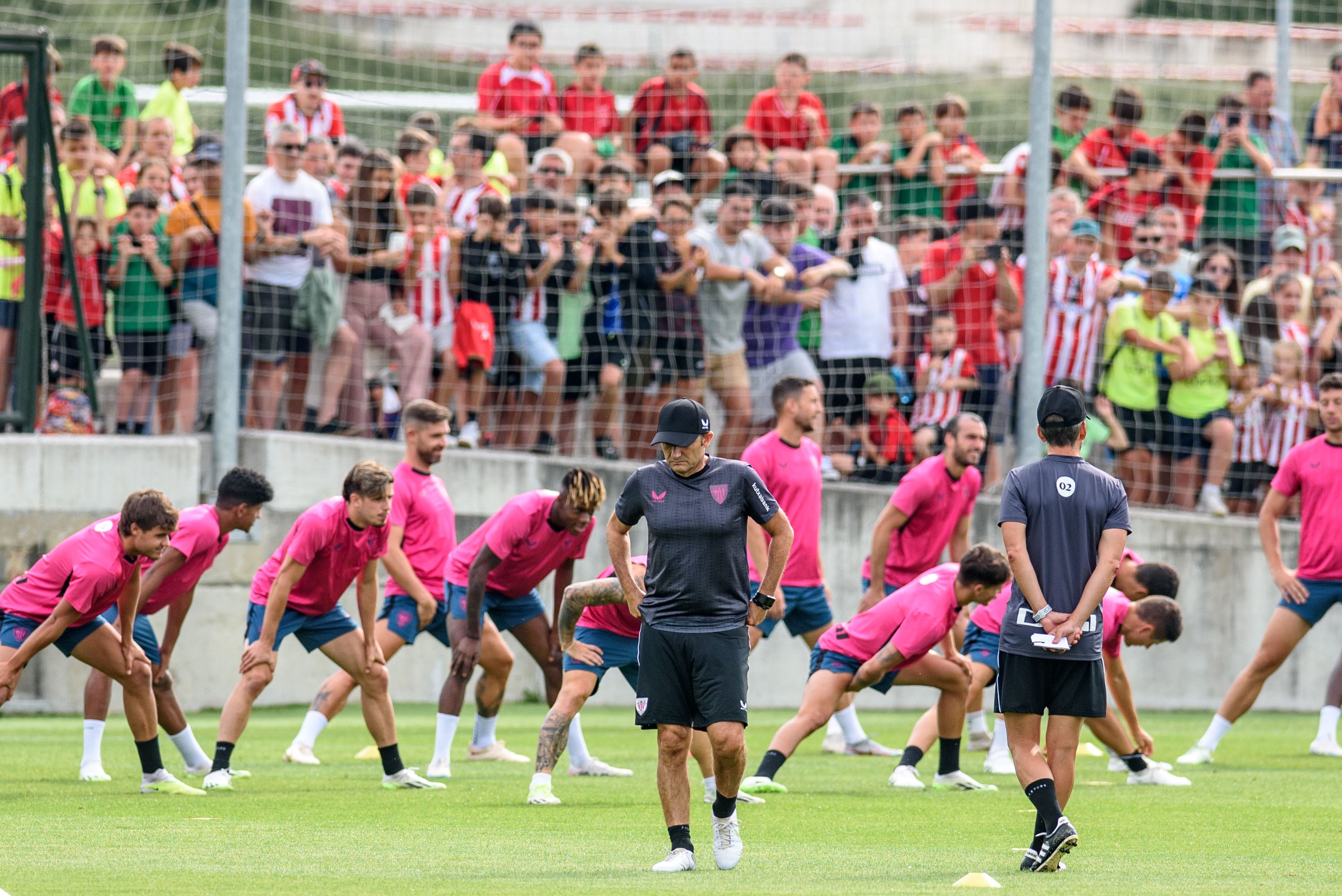 Lezama (Bizkaia), 12/07/2023. El entrenador Ernesto Valverde (c) durante el entrenamiento del Athletic Club de Bilbao abierto al público, este miércoles en las instalaciones de Lezama (Bizkaia). EFE/Javier Zorrilla
